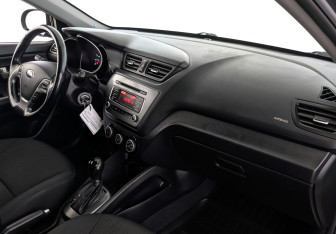 Подержанный автомобиль Kia Rio Hatchback 2015 года (13 фото)
