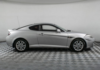 Подержанный автомобиль Hyundai Coupe 2008 года (4 фото)