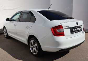 Подержанный автомобиль Skoda Rapid Liftback 2014 года (6 фото)