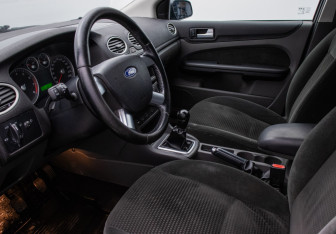 Подержанный автомобиль Ford Focus Sedan 2006 года (10 фото)