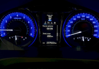 Подержанный автомобиль Toyota Camry Sedan 2015 года (28 фото)