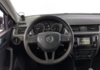 Подержанный автомобиль Skoda Rapid Liftback 2017 года (22 фото)