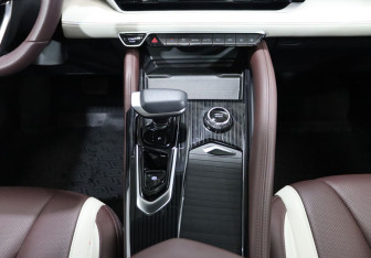 Подержанный автомобиль Geely Monjaro 2023 года (18 фото)