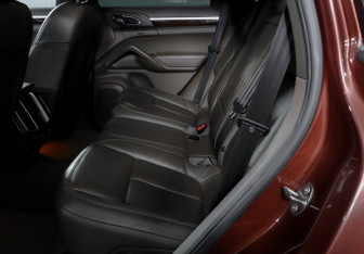 Подержанный автомобиль Porsche Cayenne 2011 года (2 фото)