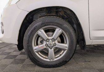 Подержанный автомобиль Toyota RAV4 2012 года (12 фото)