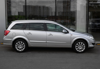 Подержанный автомобиль Opel Astra Wagon 2013 года (4 фото)
