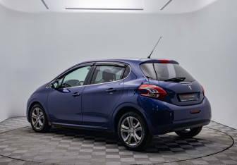 Подержанный автомобиль Peugeot 208 2014 года (7 фото)