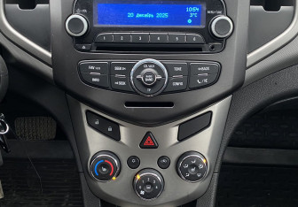 Подержанный автомобиль Chevrolet Aveo Hatchback 2014 года (18 фото)