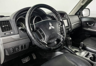 Подержанный автомобиль Mitsubishi Pajero 2012 года (13 фото)