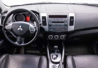 Подержанный автомобиль Mitsubishi Outlander 2008 года (13 фото)