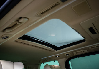 Подержанный автомобиль Toyota Alphard 2021 года (15 фото)