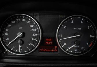 Подержанный автомобиль BMW X1 2012 года (12 фото)