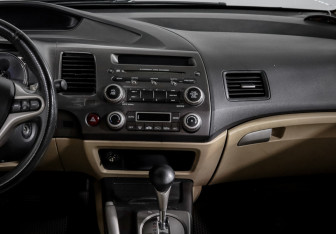 Подержанный автомобиль Honda Civic Sedan 2007 года (13 фото)