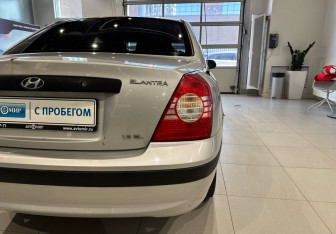 Подержанный автомобиль Hyundai Elantra Sedan 2005 года (7 фото)