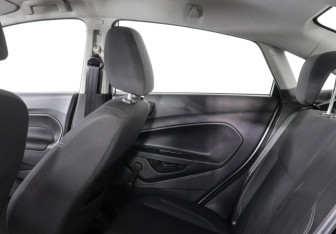Подержанный автомобиль Ford Fiesta Sedan 2015 года (8 фото)