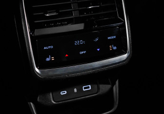 Подержанный автомобиль Geely Monjaro 2025 года (23 фото)