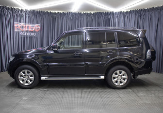Подержанный автомобиль Mitsubishi Pajero 2013 года (8 фото)