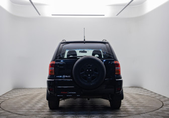 Подержанный автомобиль Toyota RAV4 2005 года (6 фото)