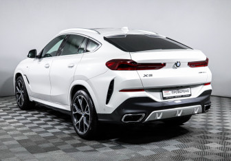 Подержанный автомобиль BMW X6 2022 года (7 фото)