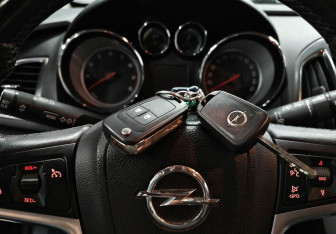 Подержанный автомобиль Opel Astra Hatchback 2011 года (17 фото)