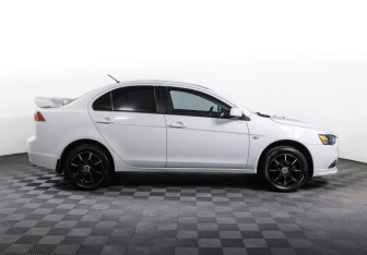Подержанный автомобиль Mitsubishi Lancer Sedan 2012 года (4 фото)