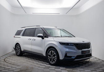 Подержанный автомобиль Kia Carnival 2020 года (3 фото)