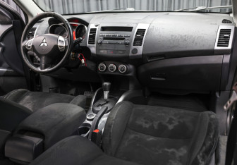 Подержанный автомобиль Mitsubishi Outlander 2007 года (11 фото)