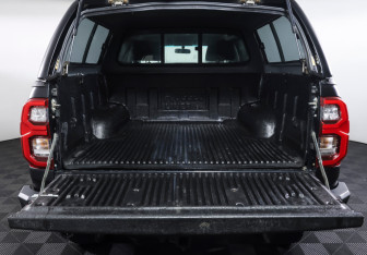 Подержанный автомобиль Toyota Hilux 2022 года (9 фото)