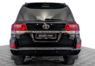 Подержанный автомобиль Toyota Land Cruiser Suv 2016 года (6 фото)