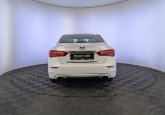 Подержанный автомобиль Infiniti Q50 2014 года (6 фото)