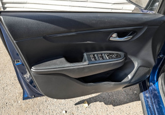 Подержанный автомобиль Kia Rio Hatchback 2021 года (18 фото)