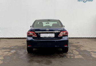 Подержанный автомобиль Toyota Corolla Sedan 2010 года (6 фото)