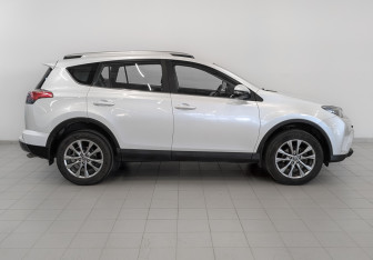 Подержанный автомобиль Toyota RAV4 2019 года (4 фото)