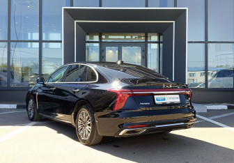 Подержанный автомобиль Hongqi H5 2023 года (7 фото)