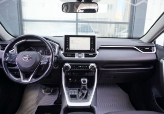Подержанный автомобиль Toyota RAV4 2020 года (12 фото)