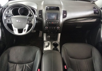 Подержанный автомобиль Kia Sorento 2010 года (9 фото)