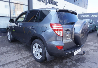 Подержанный автомобиль Toyota RAV4 2010 года (7 фото)