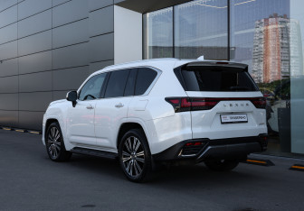 Подержанный автомобиль Lexus LX 2022 года (7 фото)