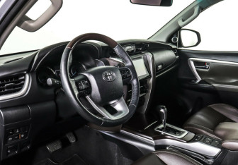 Подержанный автомобиль Toyota Fortuner 2018 года (11 фото)
