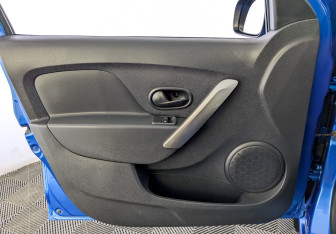 Подержанный автомобиль Renault Sandero 2014 года (19 фото)