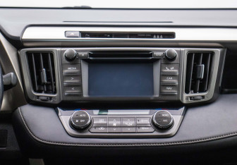 Подержанный автомобиль Toyota RAV4 2015 года (14 фото)