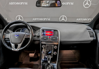 Подержанный автомобиль Volvo XC60 2017 года (14 фото)