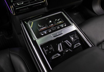 Подержанный автомобиль Audi S8 2021 года (19 фото)
