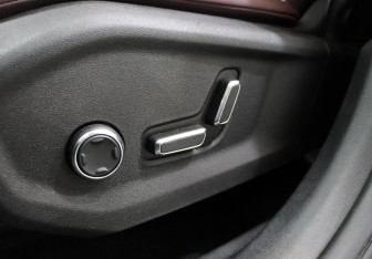 Подержанный автомобиль Geely Monjaro 2023 года (12 фото)