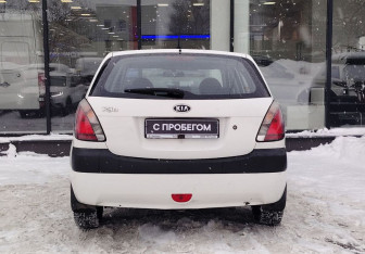 Подержанный автомобиль Kia Rio Hatchback 2009 года (7 фото)
