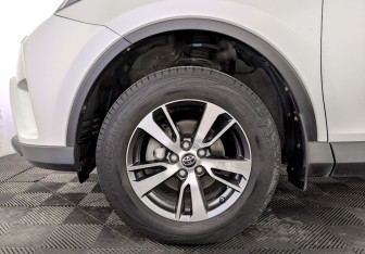 Подержанный автомобиль Toyota RAV4 2017 года (19 фото)