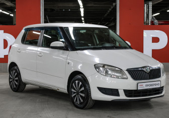 Подержанный автомобиль Skoda Fabia Hatchback 2011 года (3 фото)