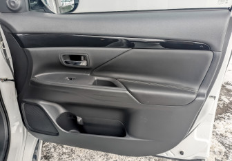 Подержанный автомобиль Mitsubishi Outlander 2022 года (23 фото)