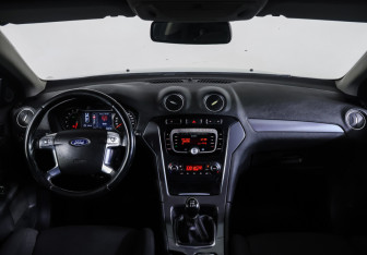 Подержанный автомобиль Ford Mondeo Sedan 2011 года (14 фото)
