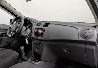Подержанный автомобиль Renault Logan Sedan 2019 года (13 фото)